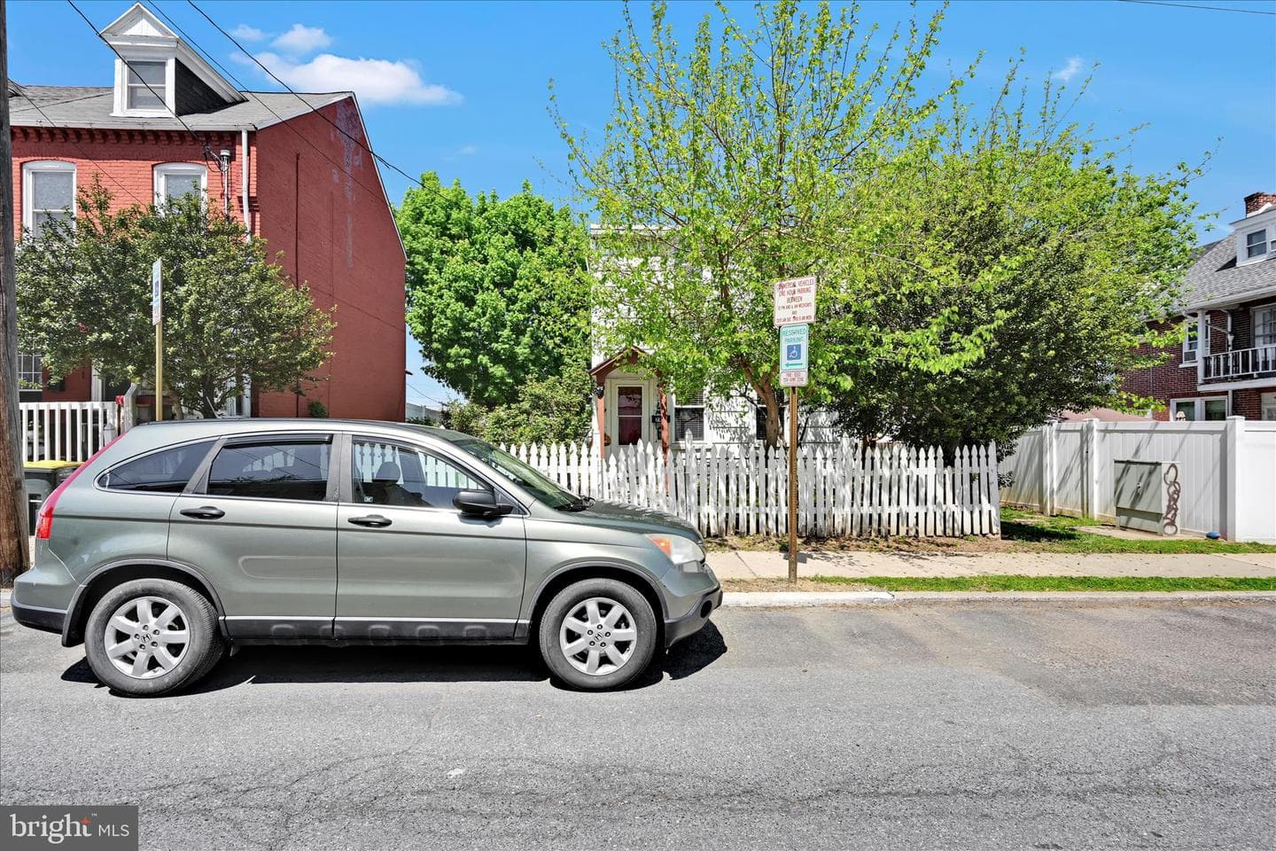 745 E Marion Street photo 3