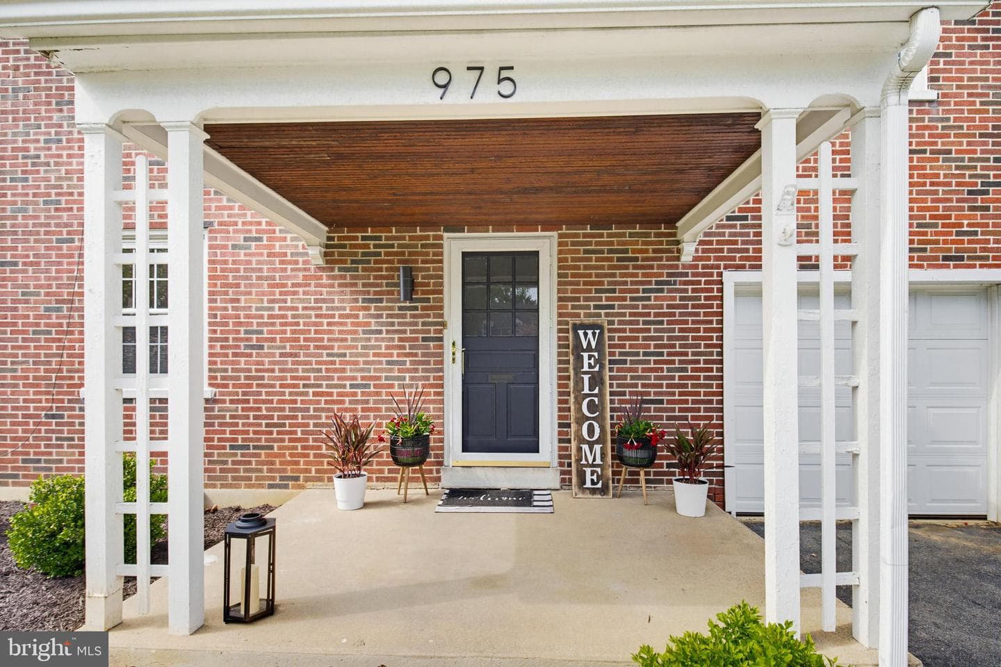 975 Salisbury Court photo 3