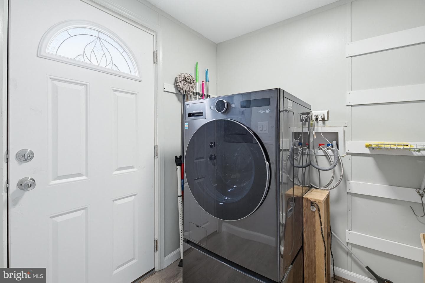 225 Longwood Court W photo 13