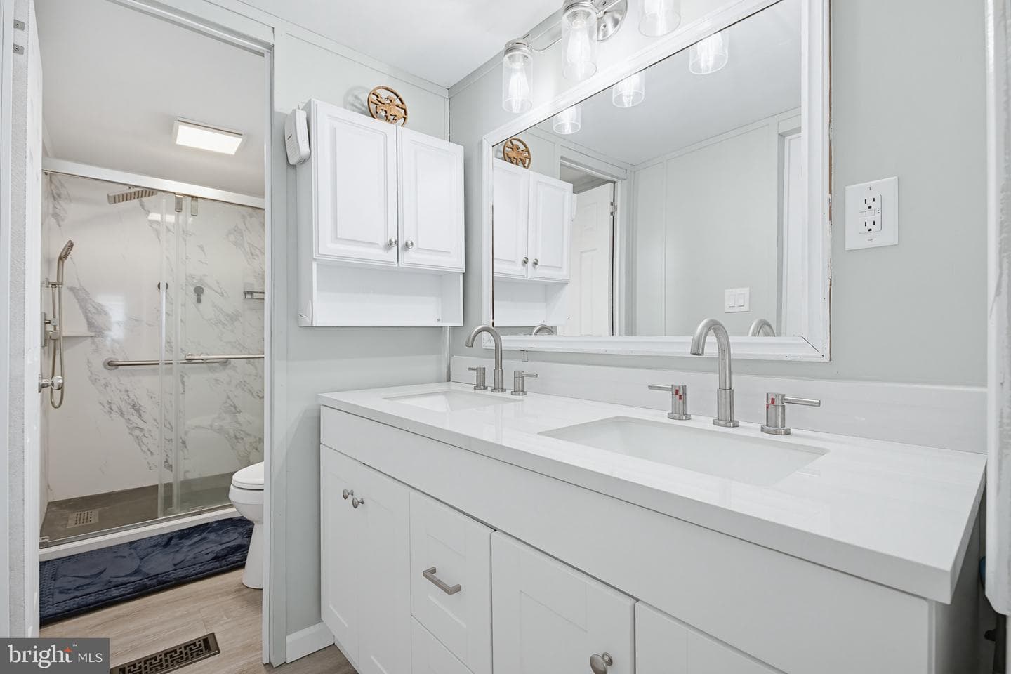 225 Longwood Court W photo 22