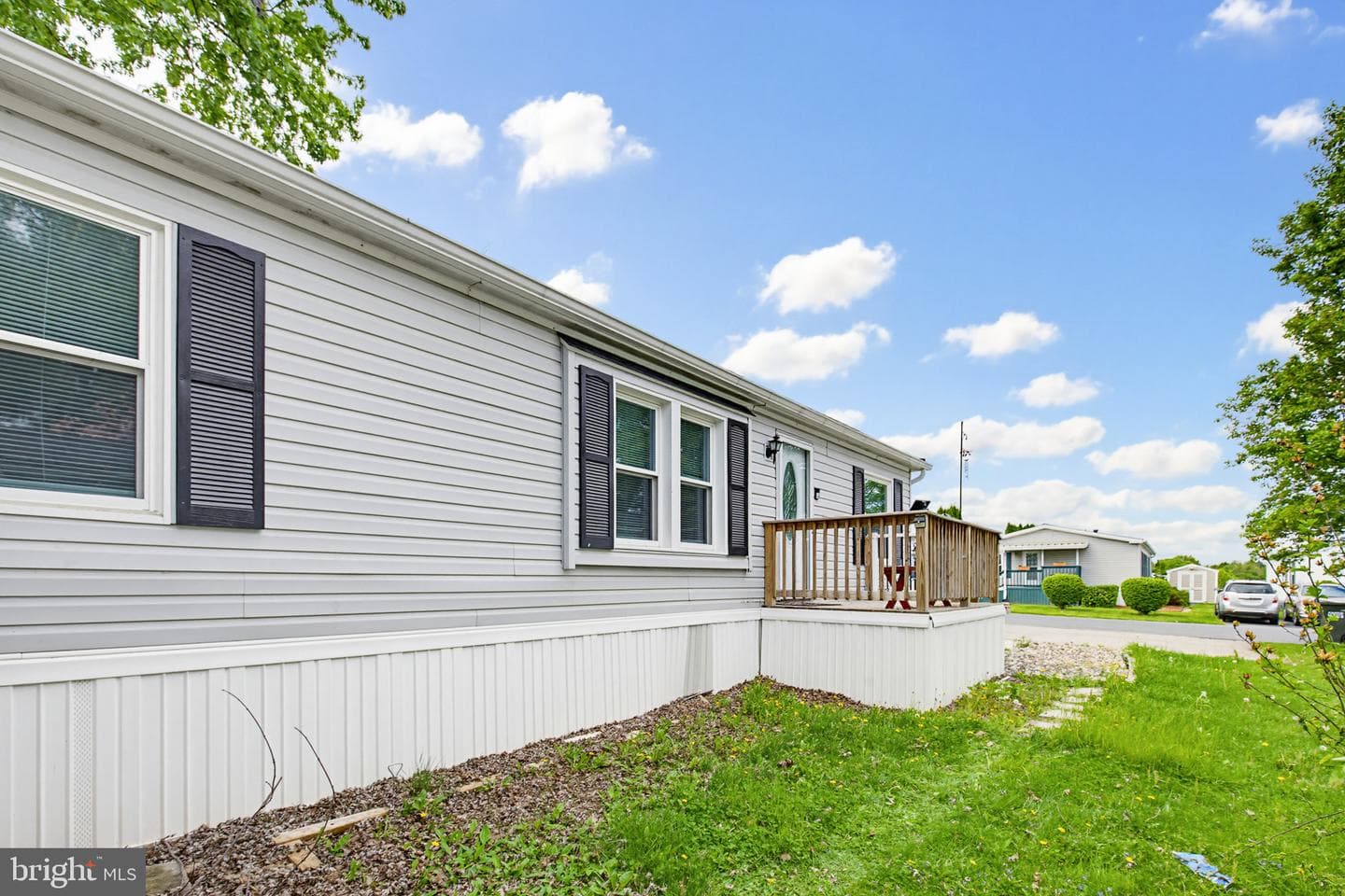 225 Longwood Court W photo 28
