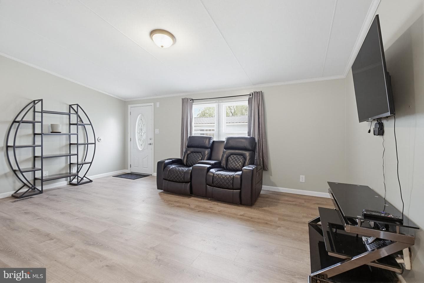 225 Longwood Court W photo 7