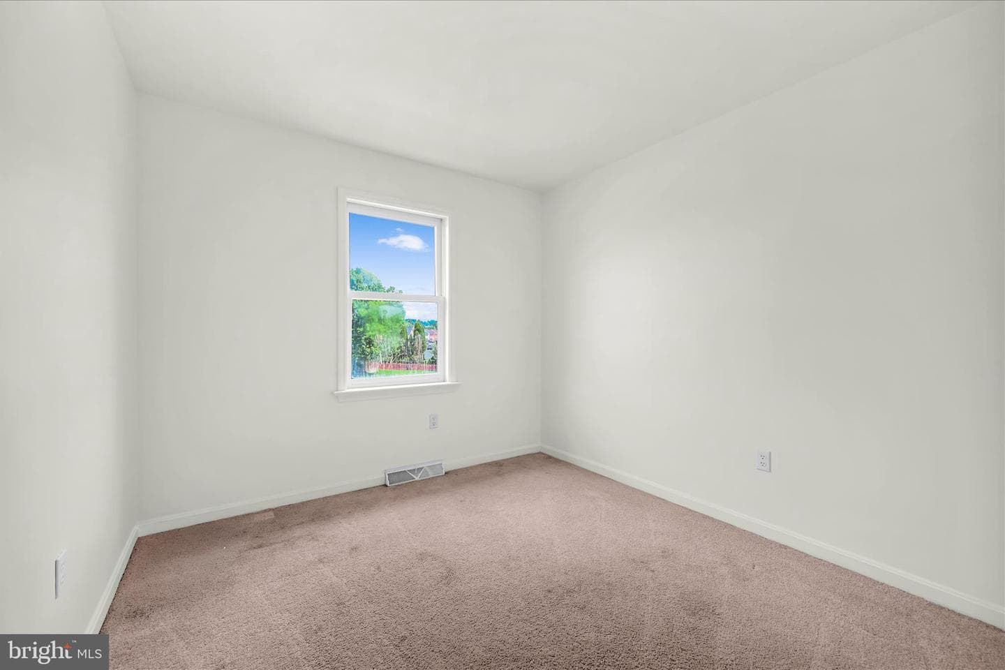 101 Foxchase Drive photo 13
