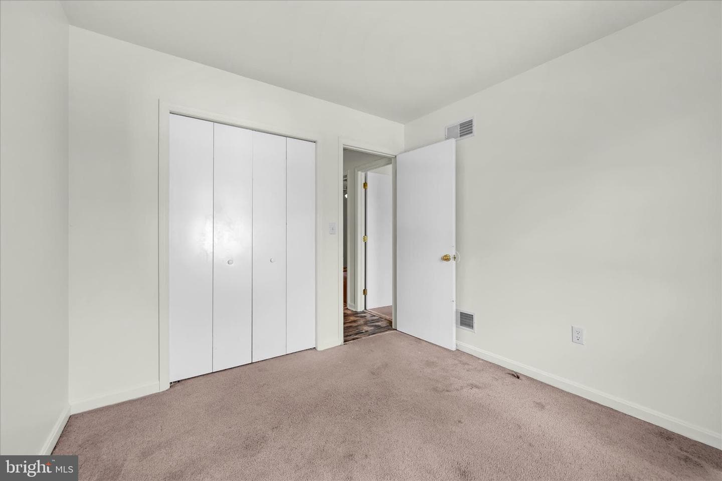 101 Foxchase Drive photo 14