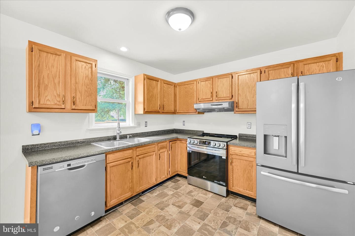 101 Foxchase Drive photo 9