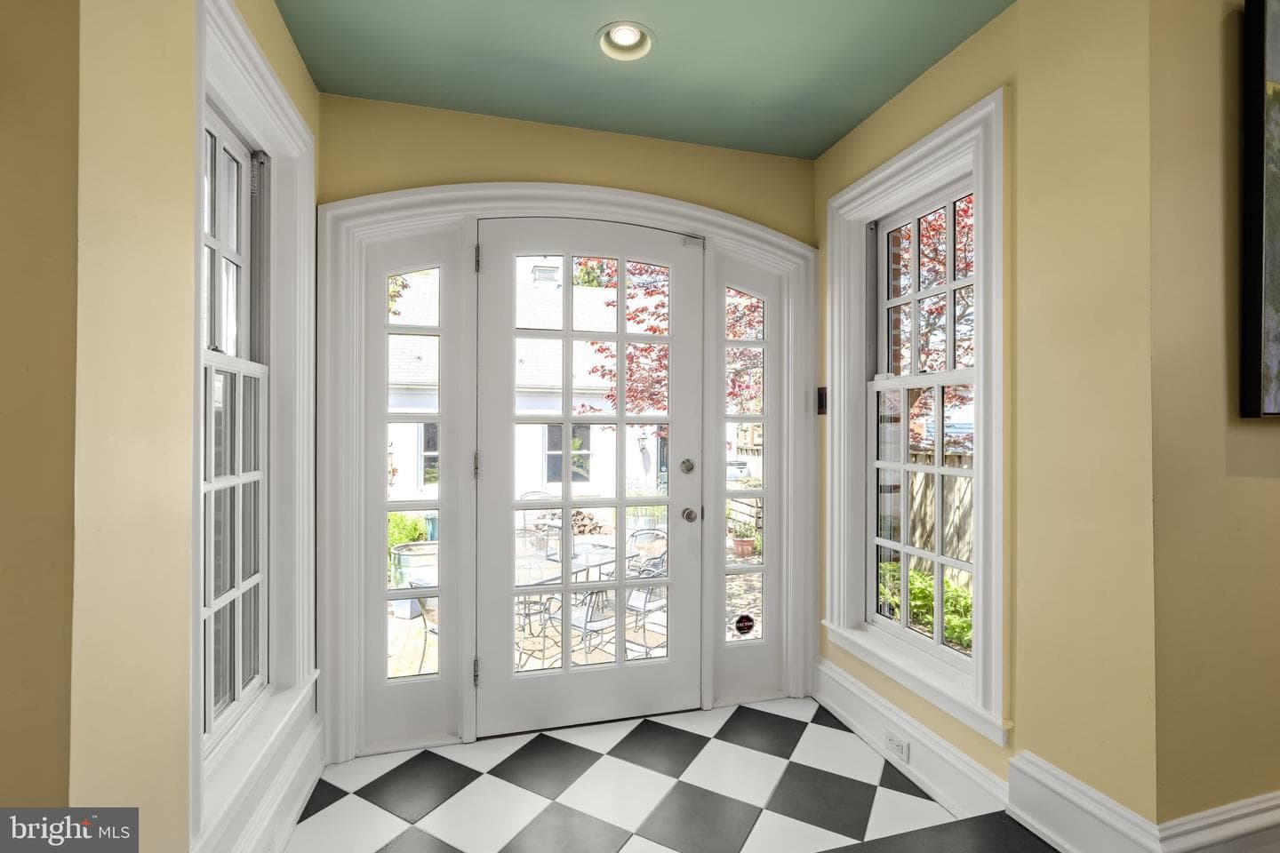 437 W Walnut Street photo 22