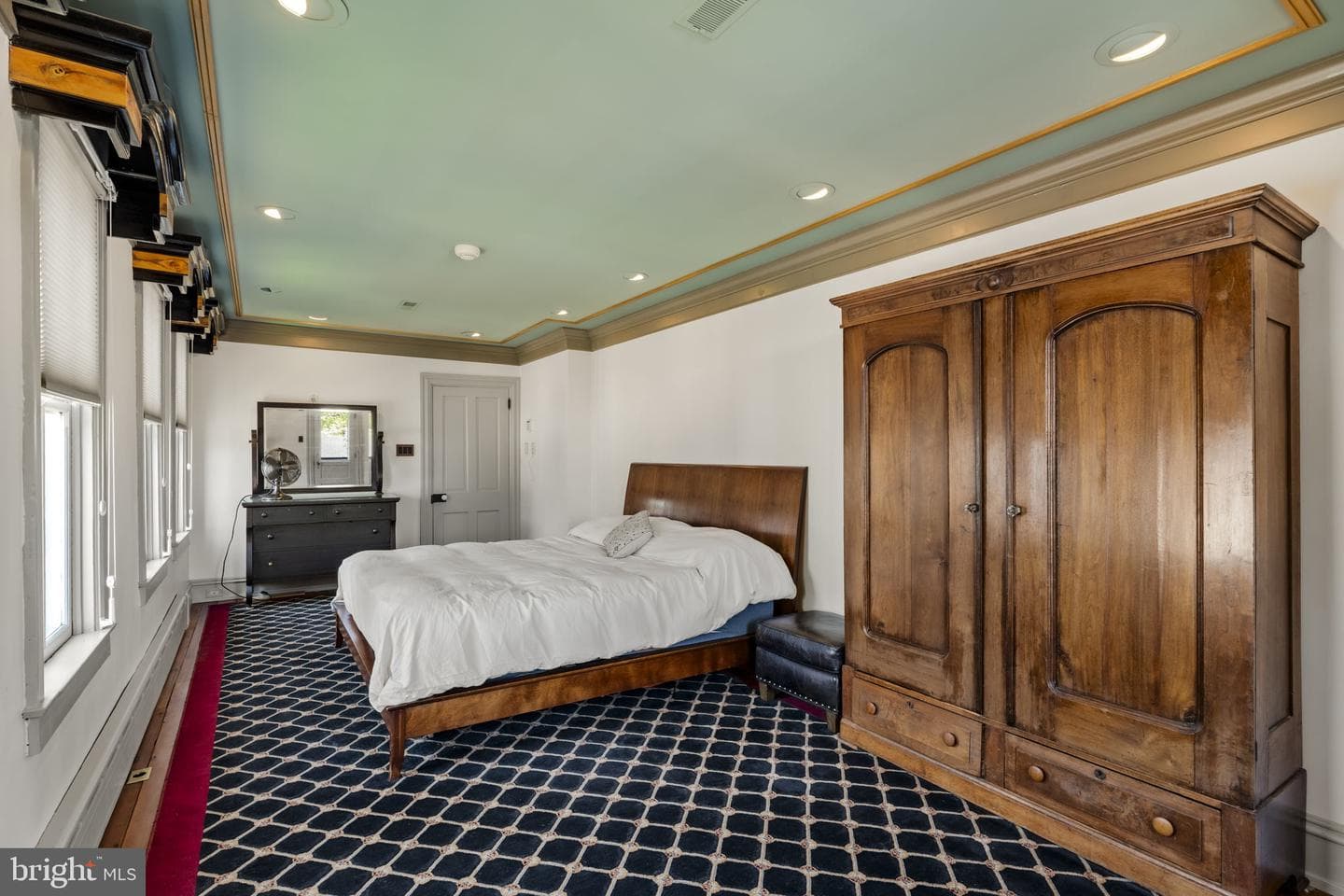 437 W Walnut Street photo 26
