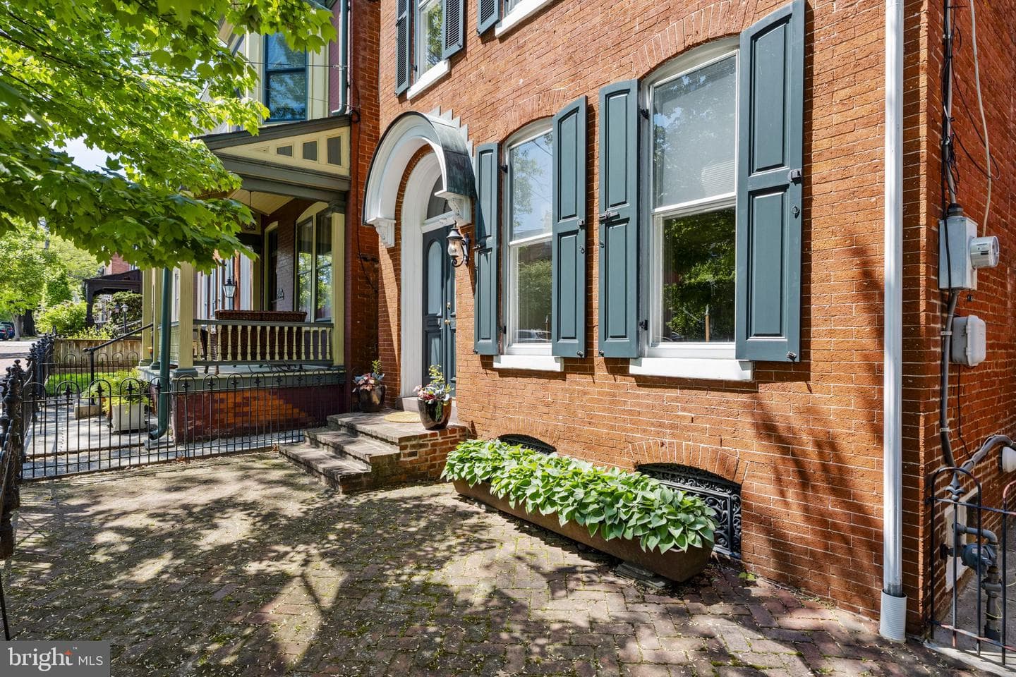 437 W Walnut Street photo 3