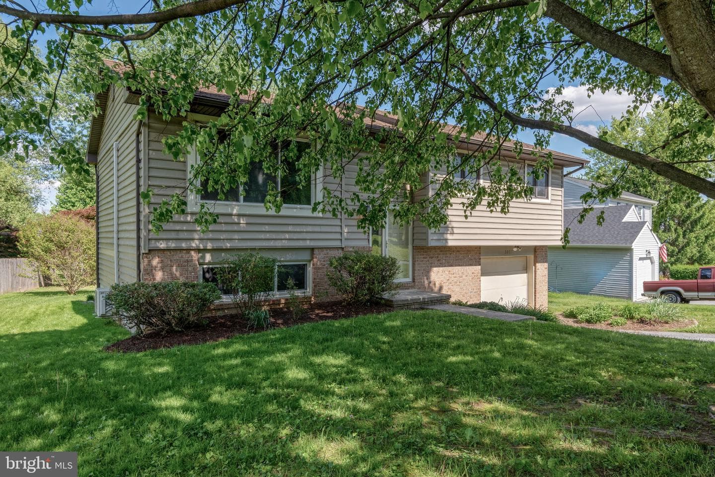 3807 Hillcrest Drive photo 2