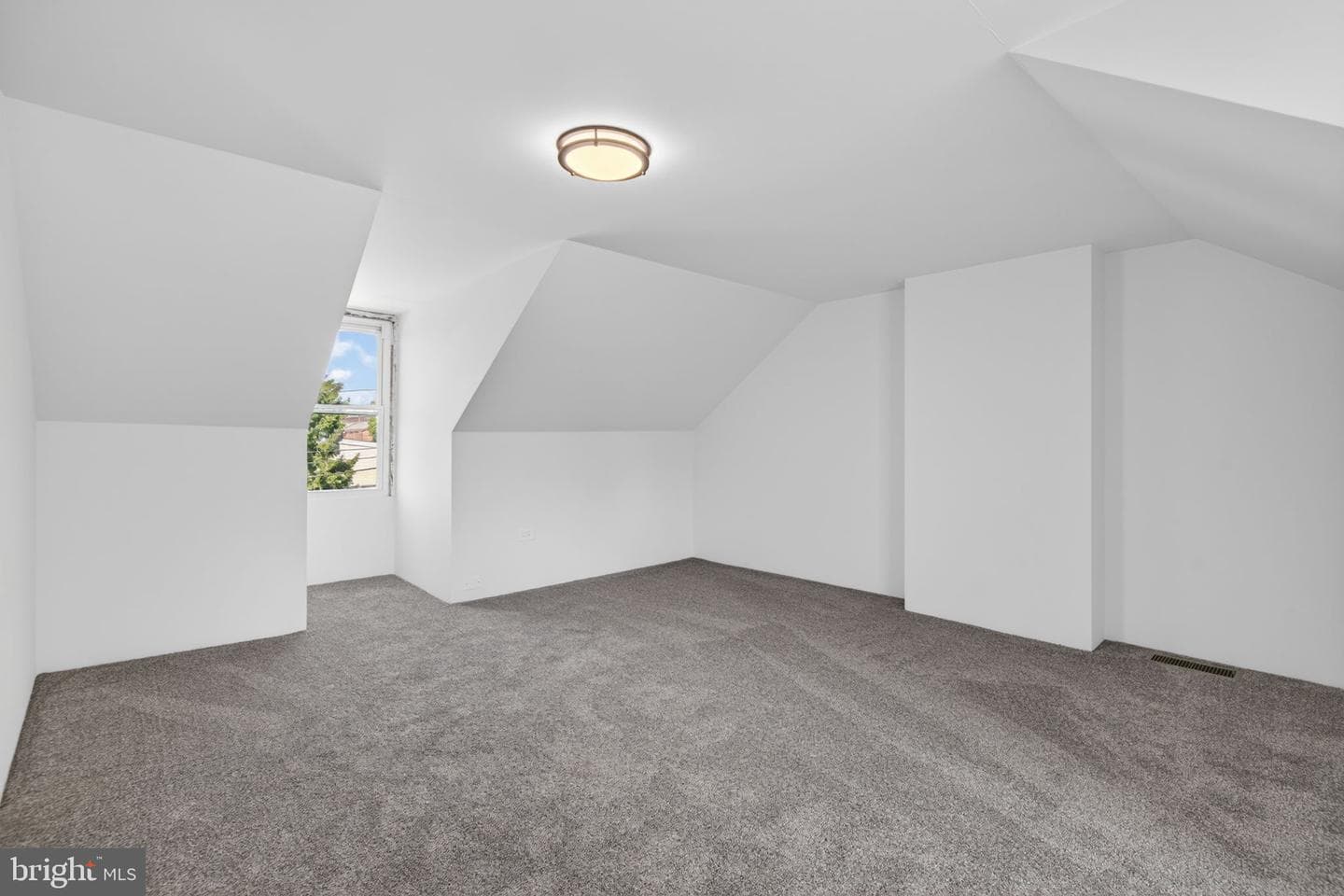 823 N Queen photo 17