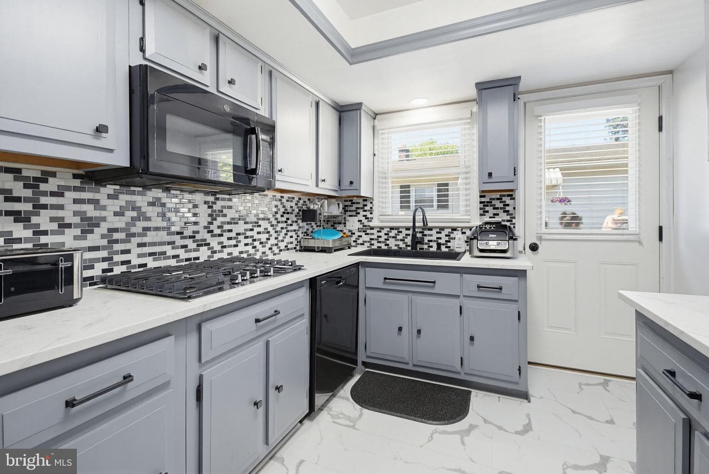 449 W Marion Street photo 12