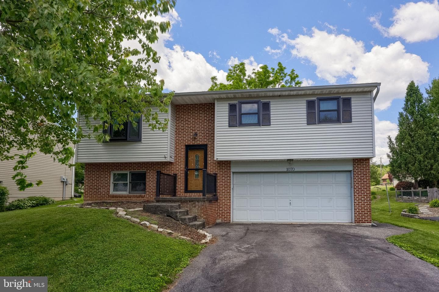 1070 Holly Lane photo 2