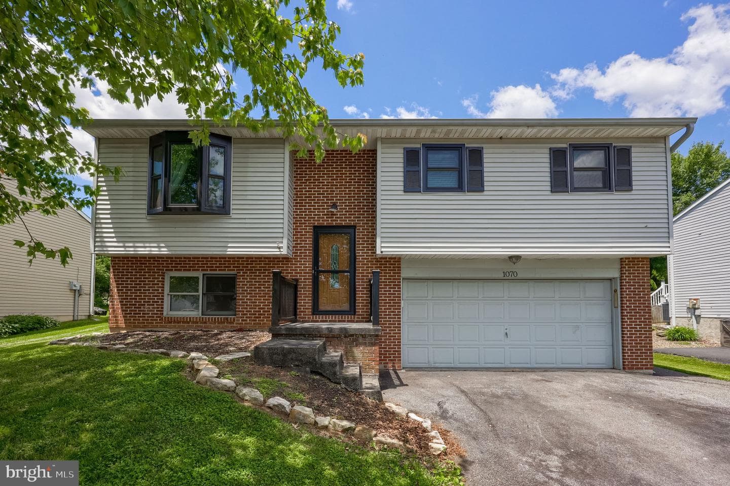 1070 Holly Lane photo 3