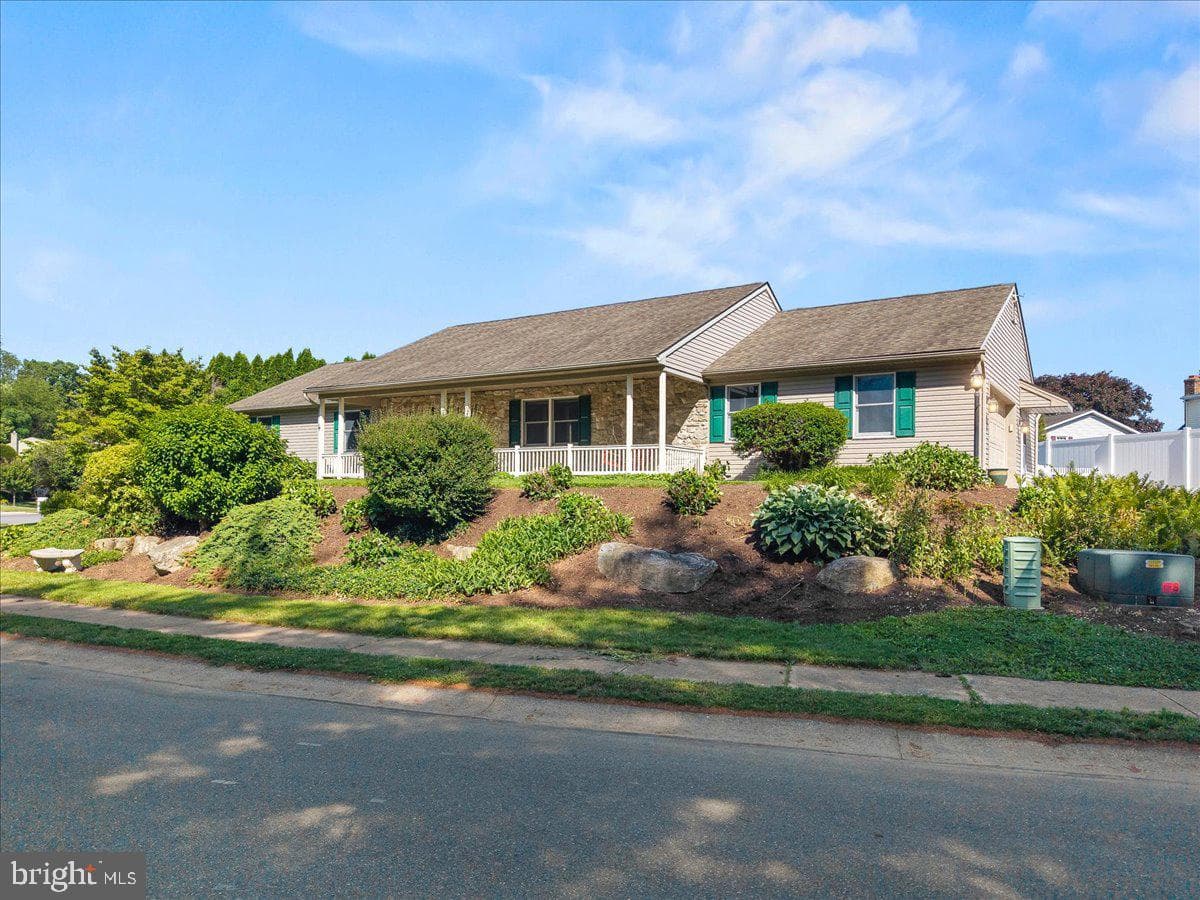 1248 Hereford Drive photo 2