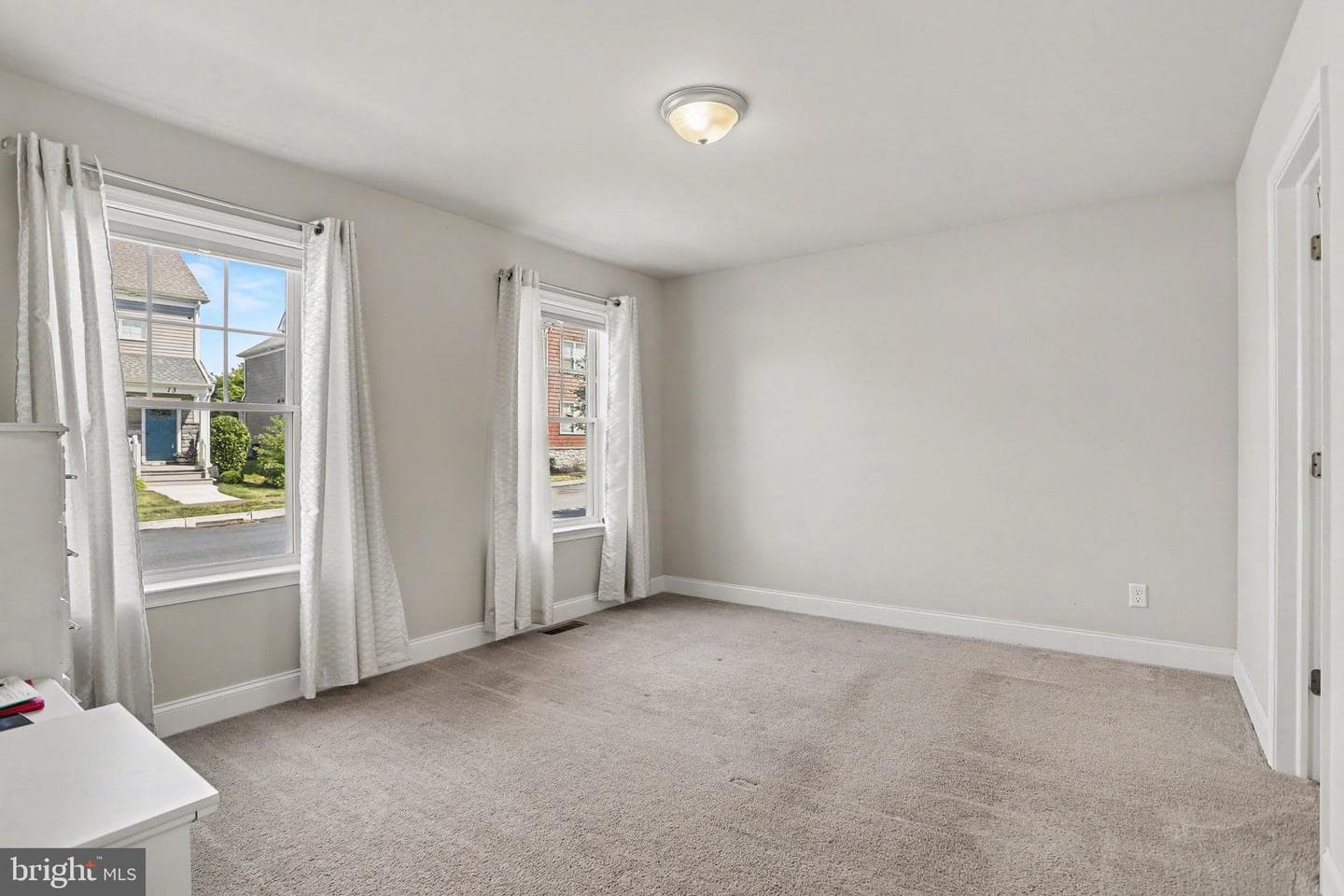 12 Pacific Boulevard photo 14