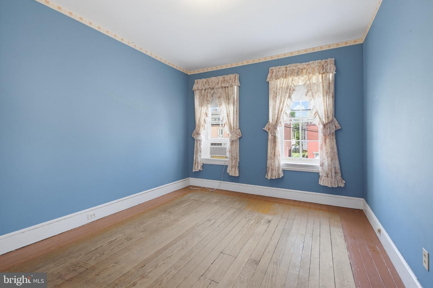 566 Walnut St photo 18