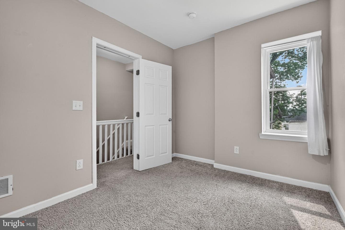 539 Woodward Street photo 19