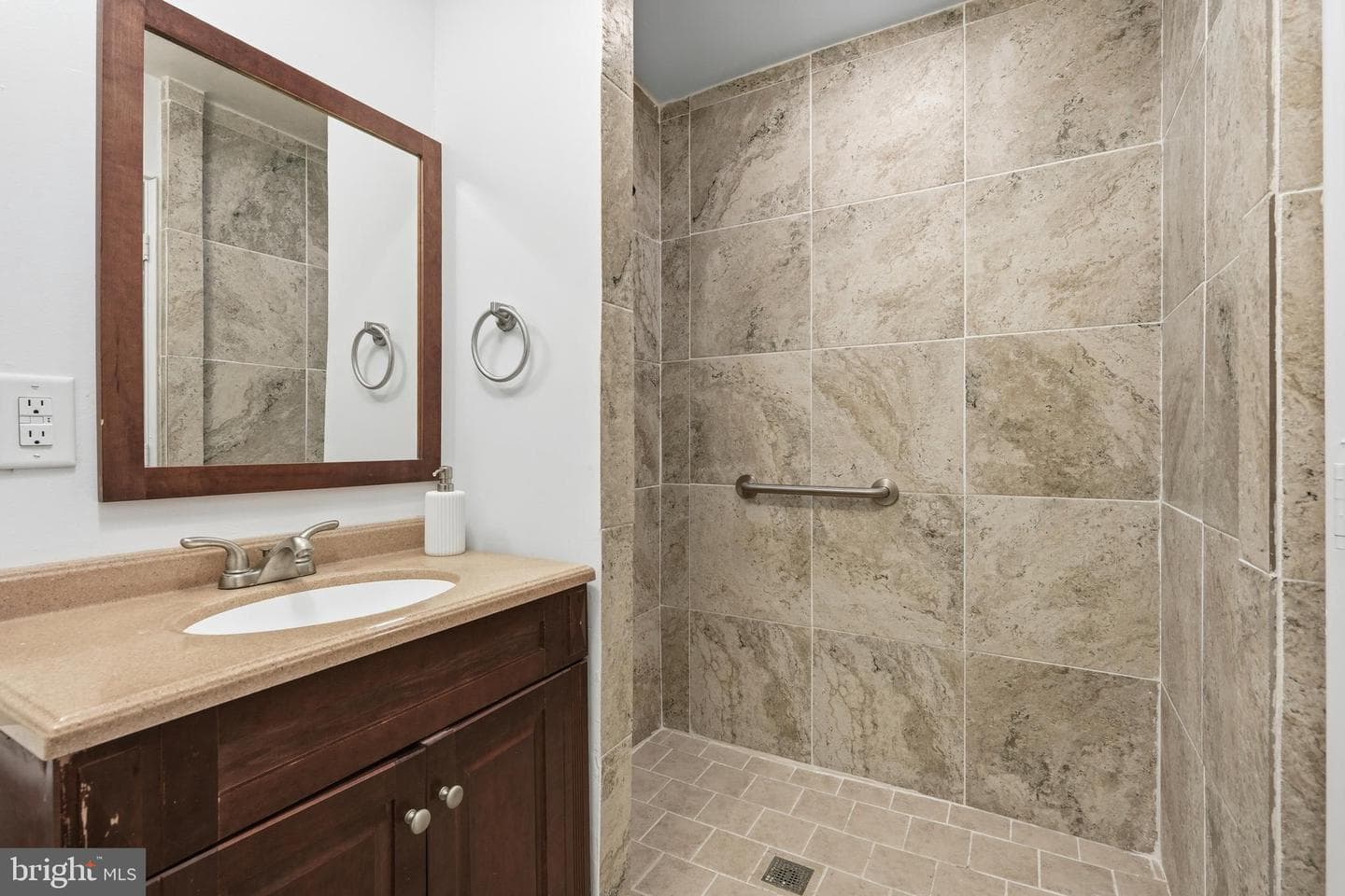 1138 E Tremont Street photo 16