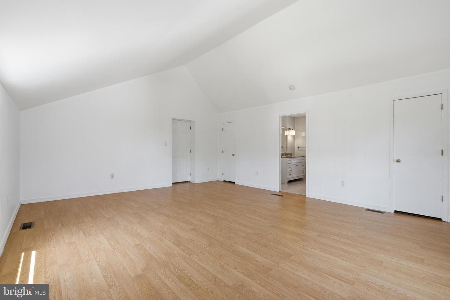 1138 E Tremont Street photo 37