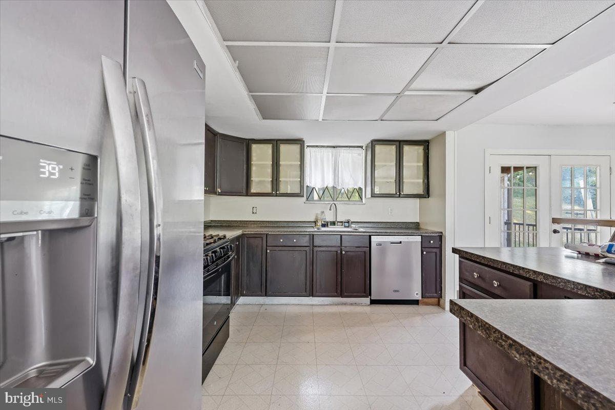 2230 N Lehigh Avenue photo 22