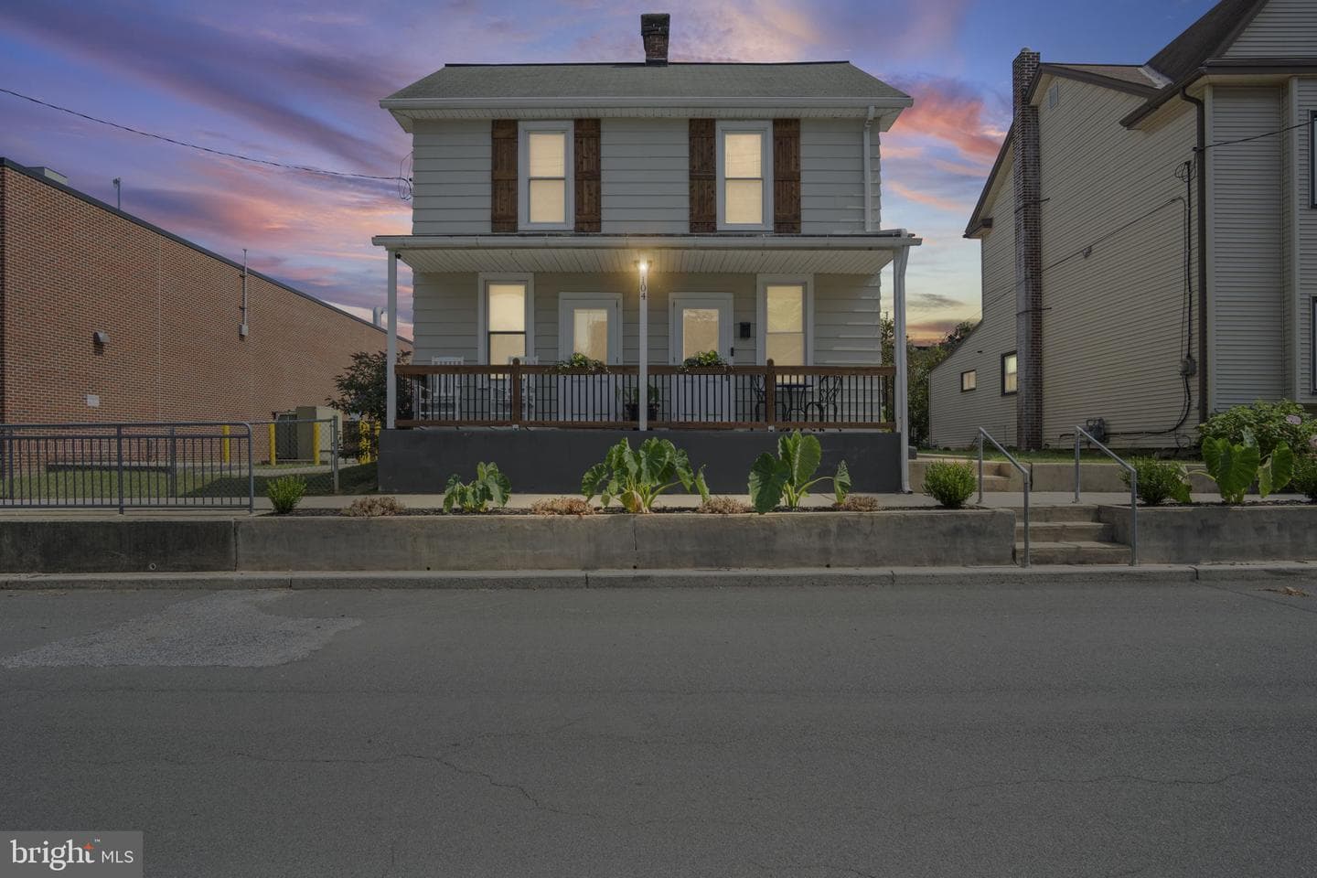 104 N Locust Street photo 2
