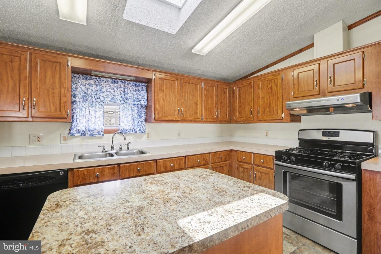 374 W Cedar Street photo 13