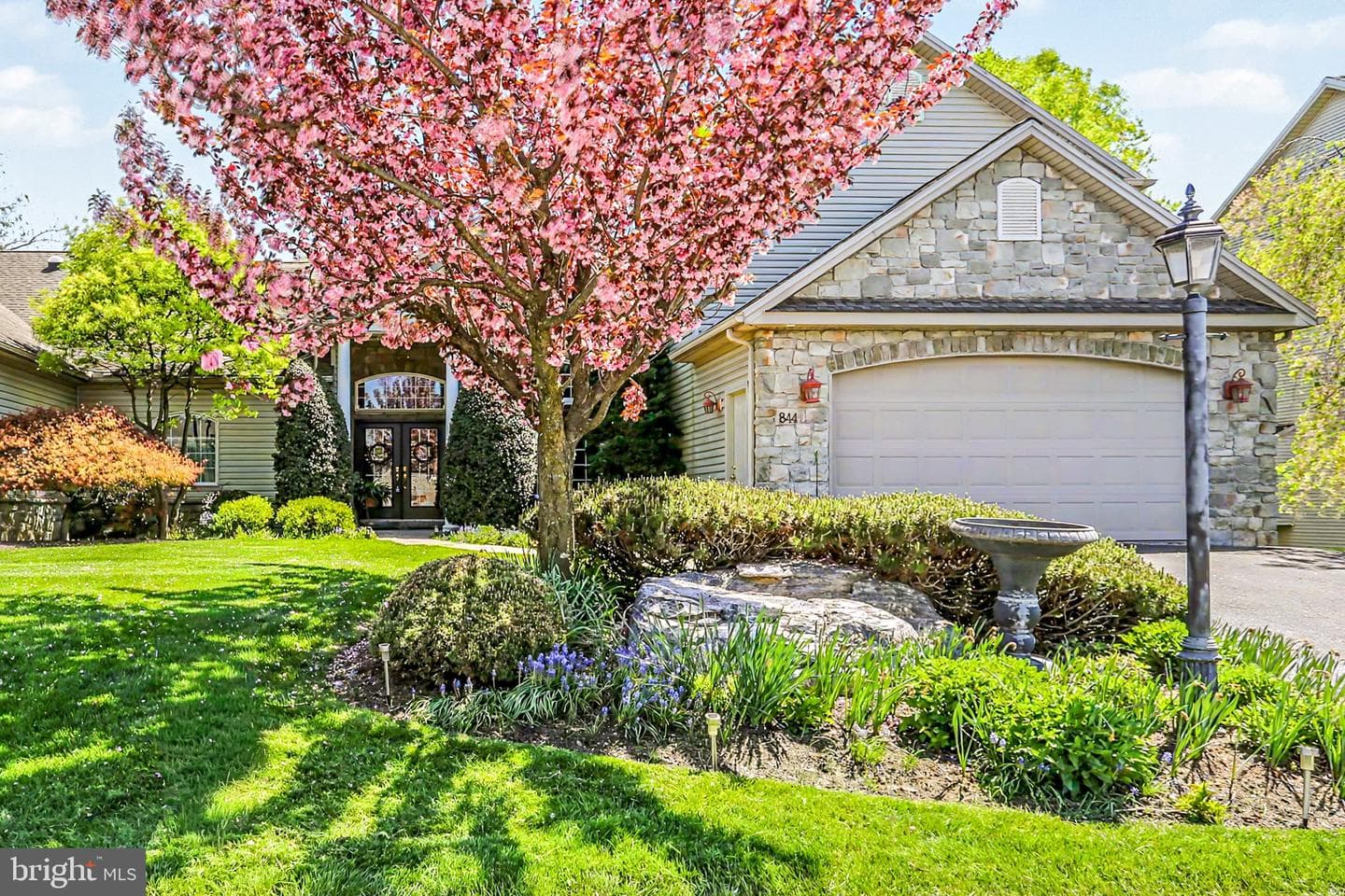 844 Victoria Lane photo 3