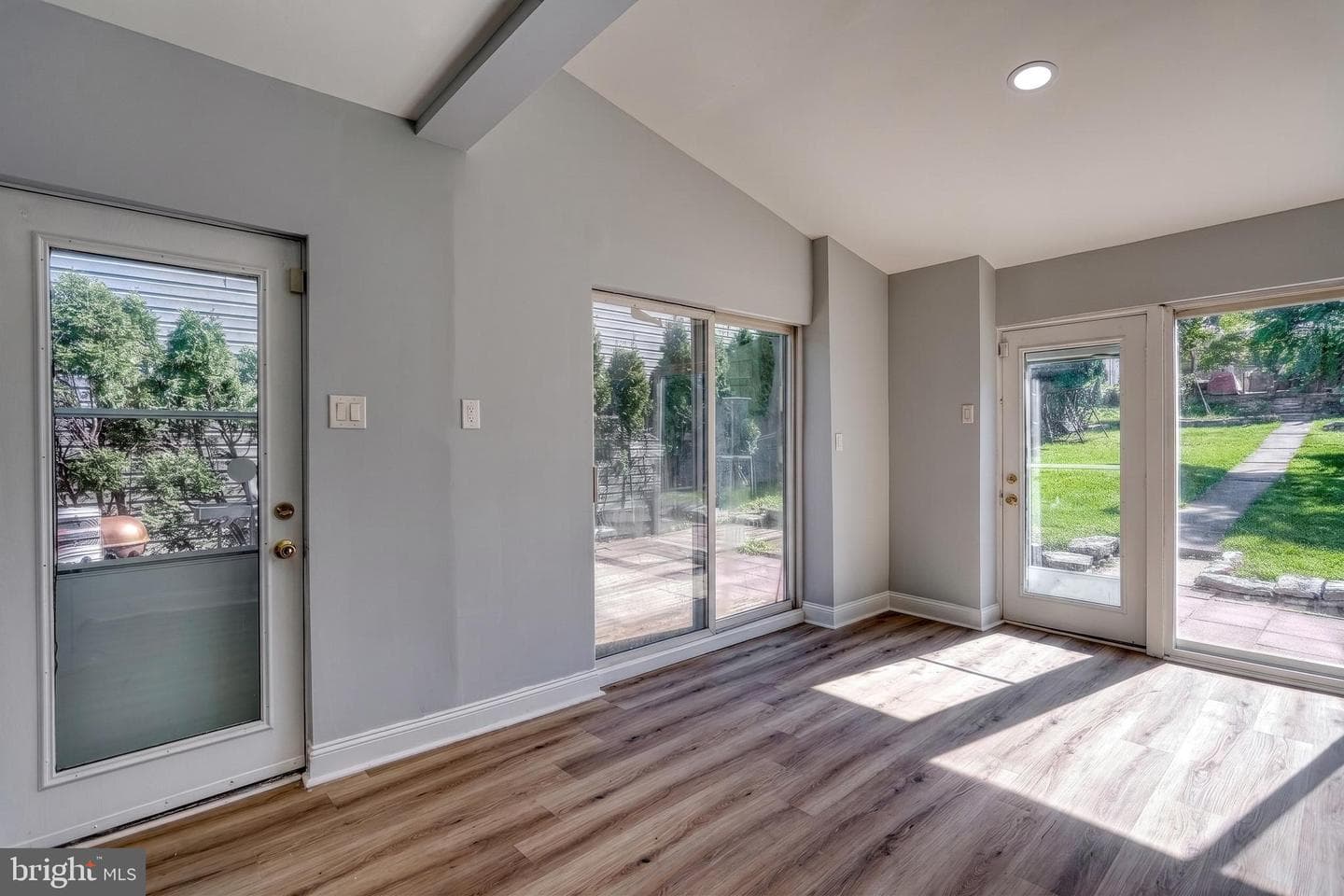 945 Cornwall Road photo 17