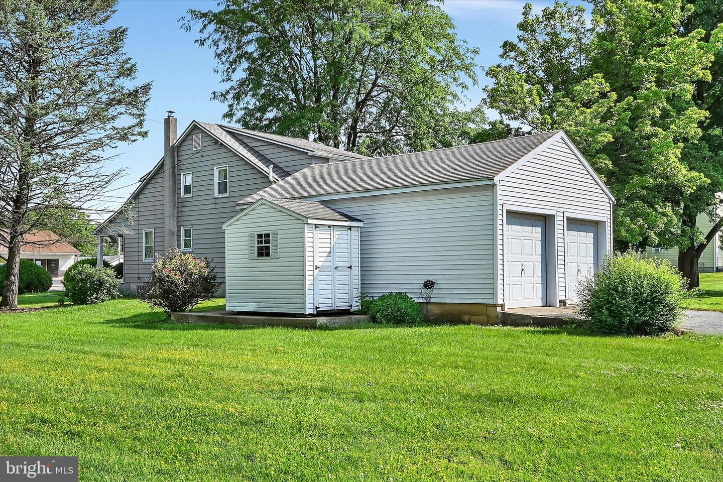 1910 E Cumberland photo 33