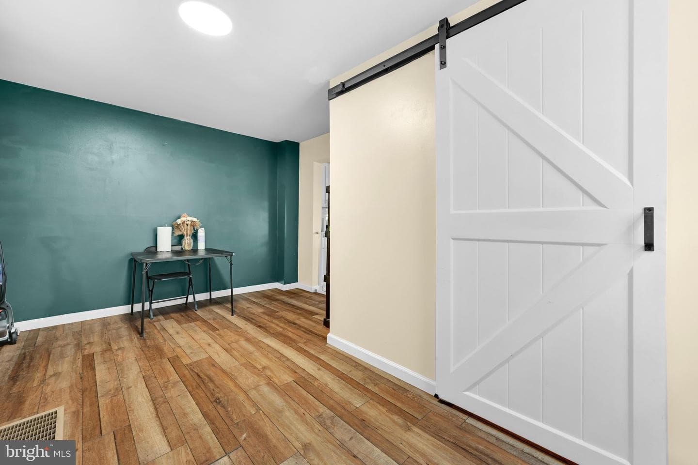 1605 Center Street photo 9