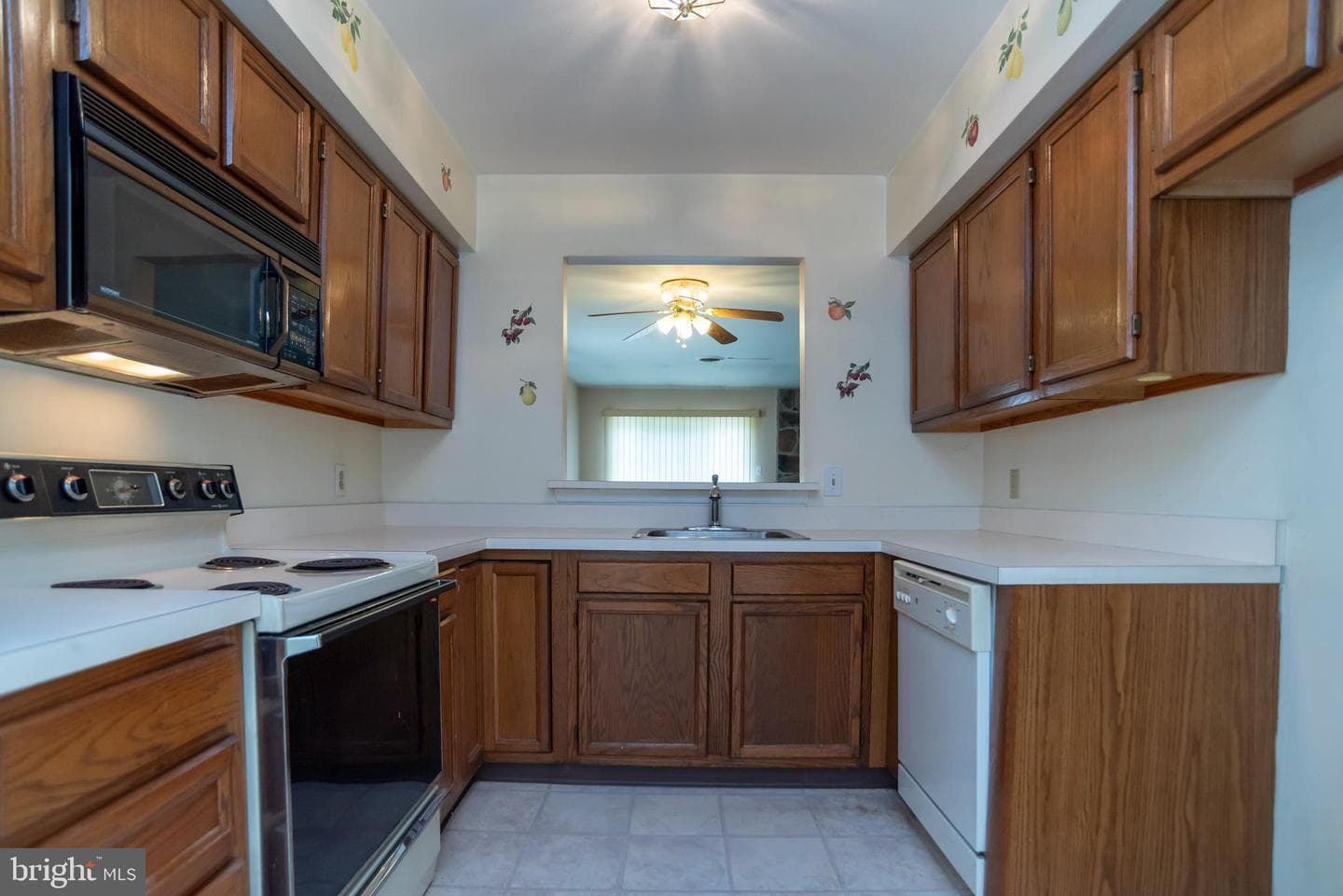111 Sarahs Lane photo 4