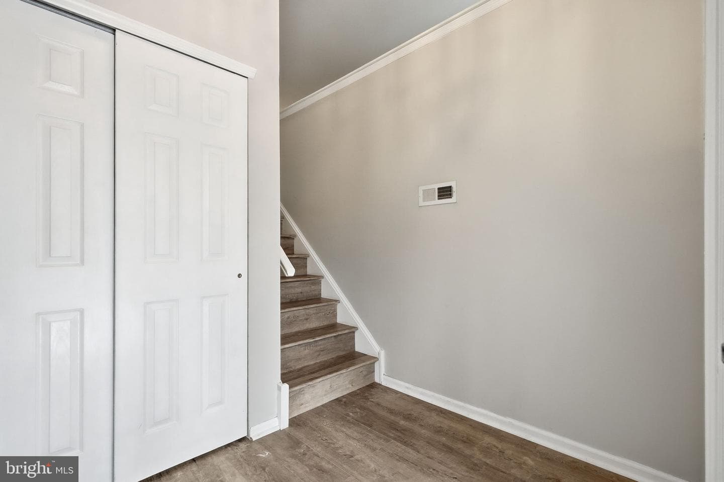 515 Williamsburg Way photo 3