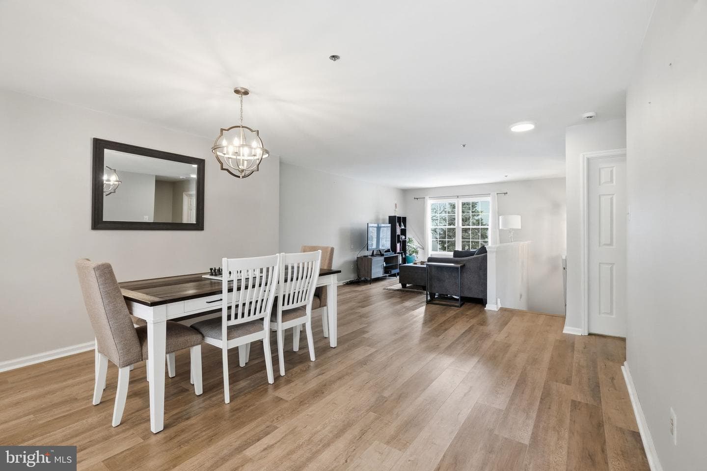 515 Williamsburg Way photo 4