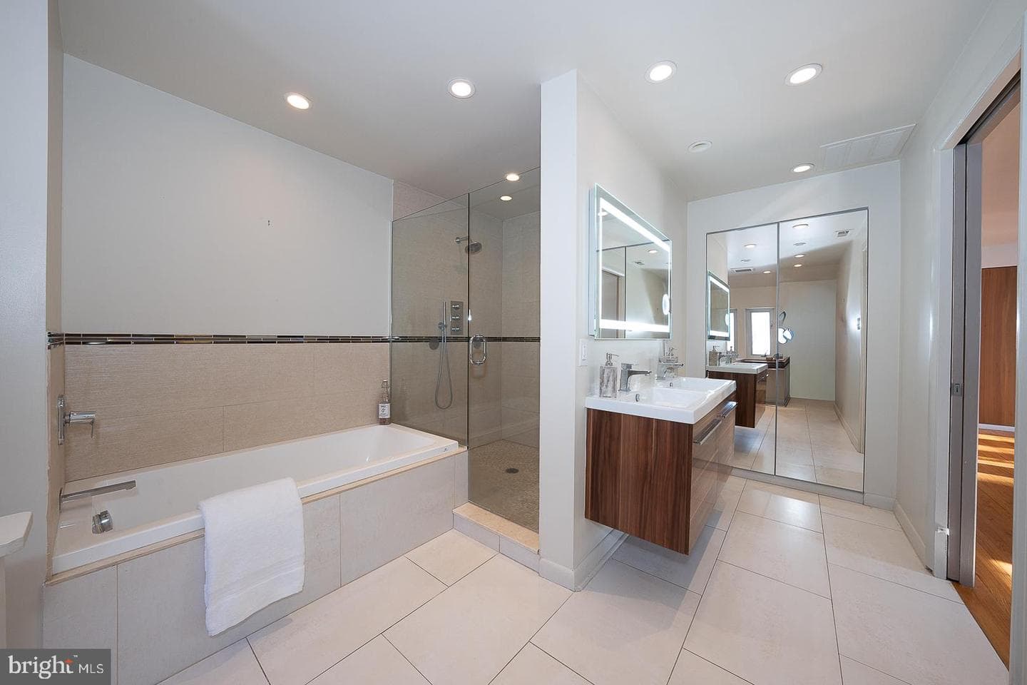 241 Cheswold Lane photo 37