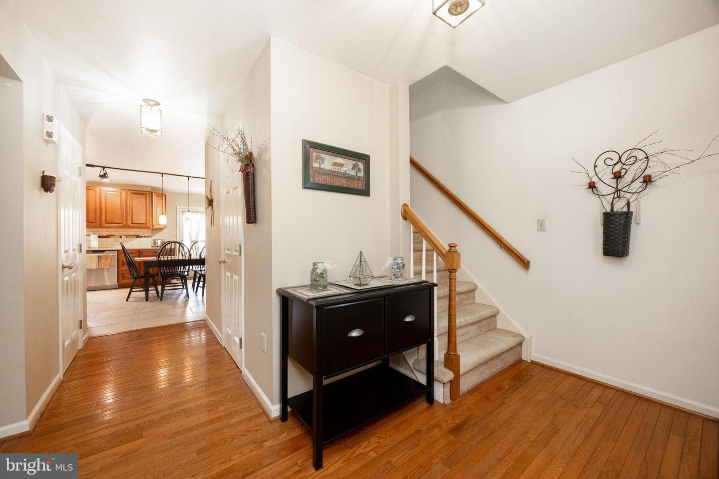 1537 Meadowview Drive photo 3