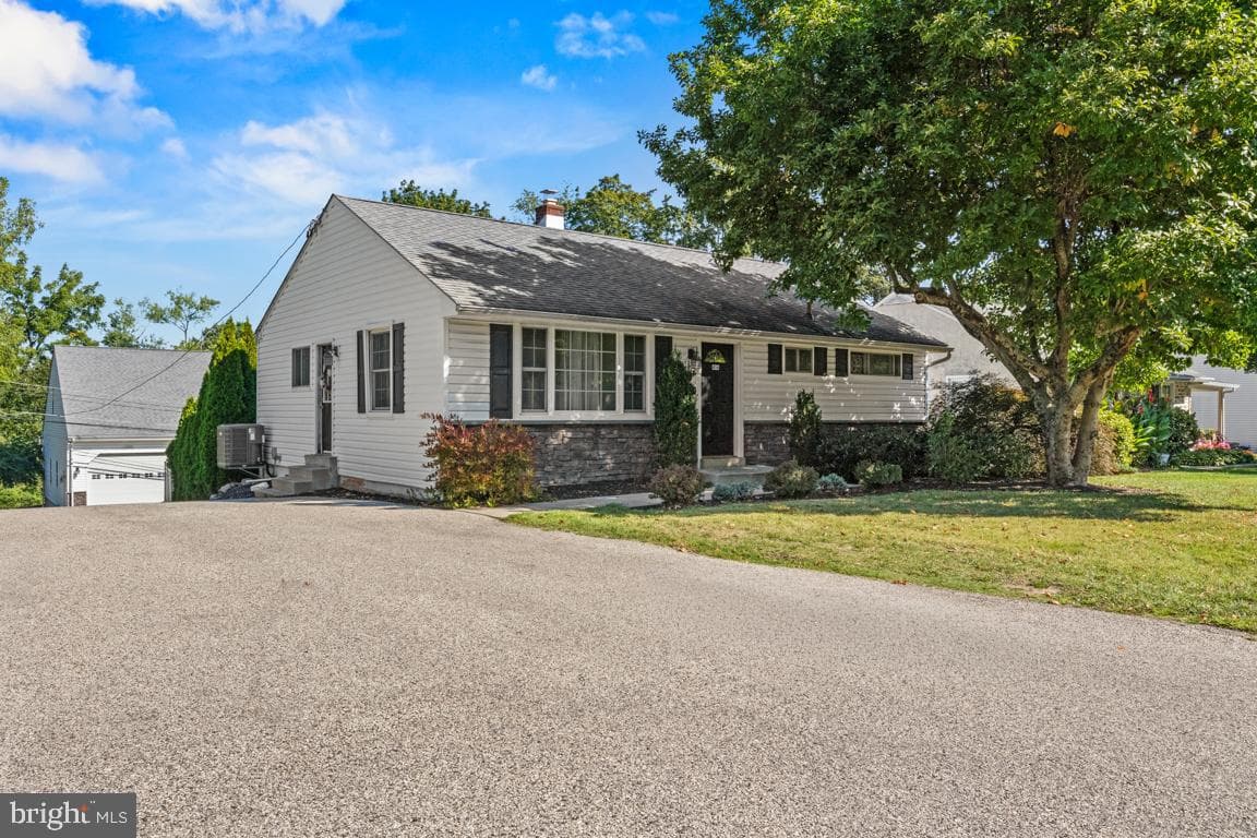 416 Stuart Ln photo 8