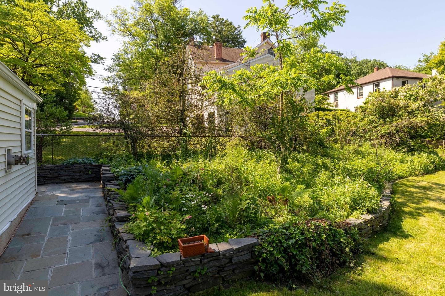 950 Bradfield Road photo 35