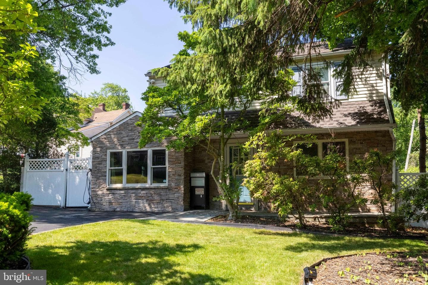 950 Bradfield Road photo 42