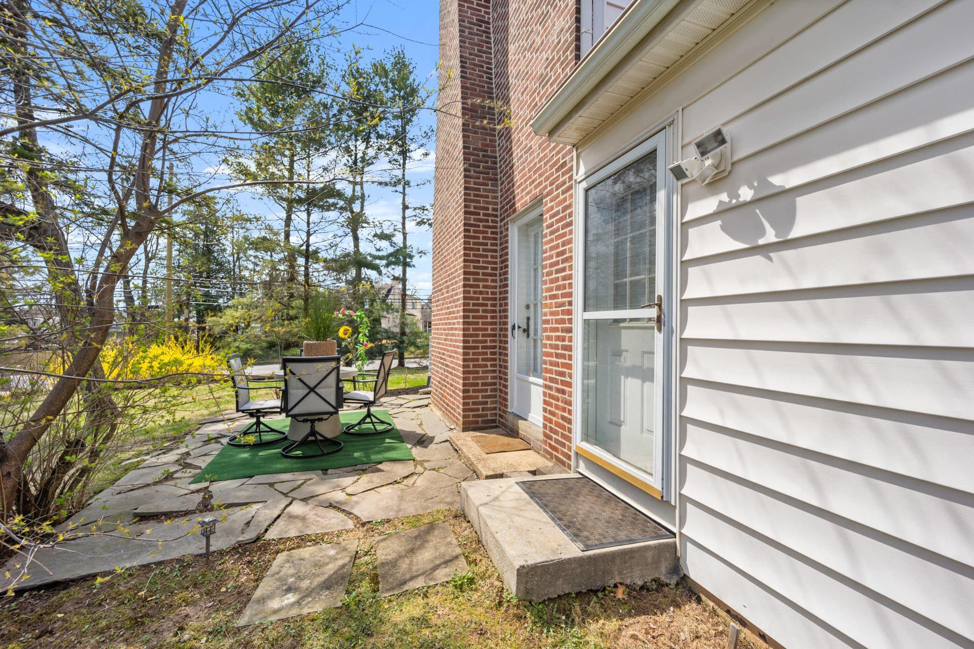 1037 Montgomery Avenue photo 32