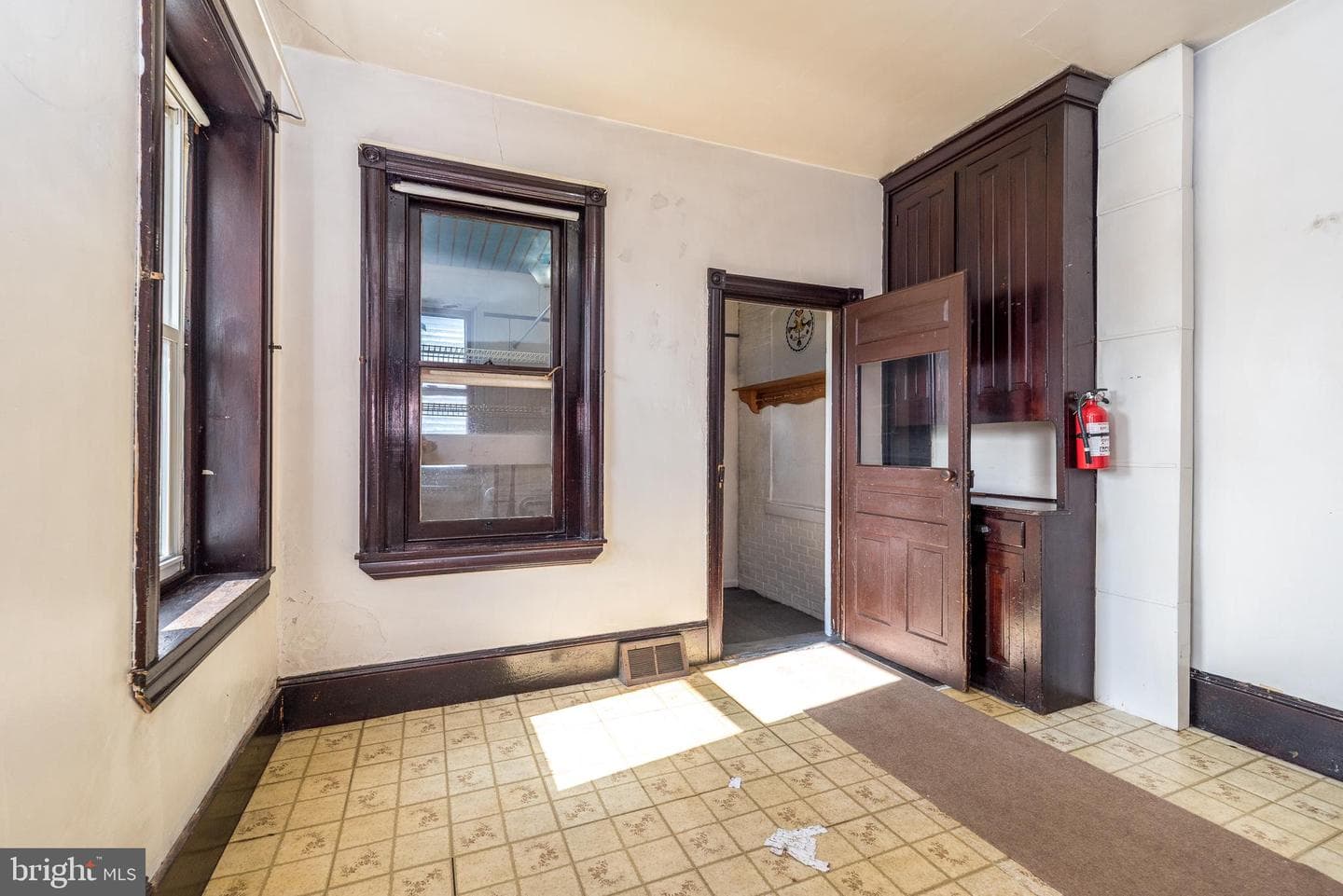 118 E 6th Street photo 8