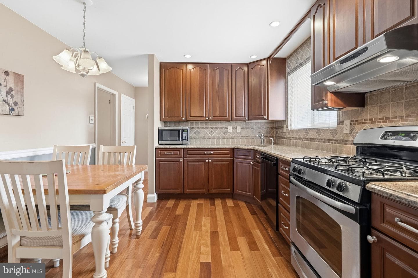 715 N Henderson Road photo 12