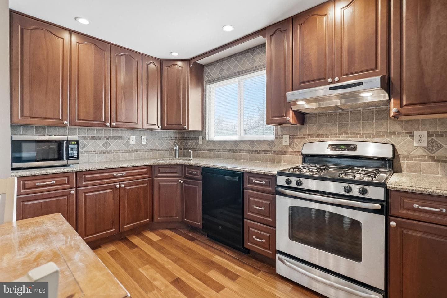 715 N Henderson Road photo 14