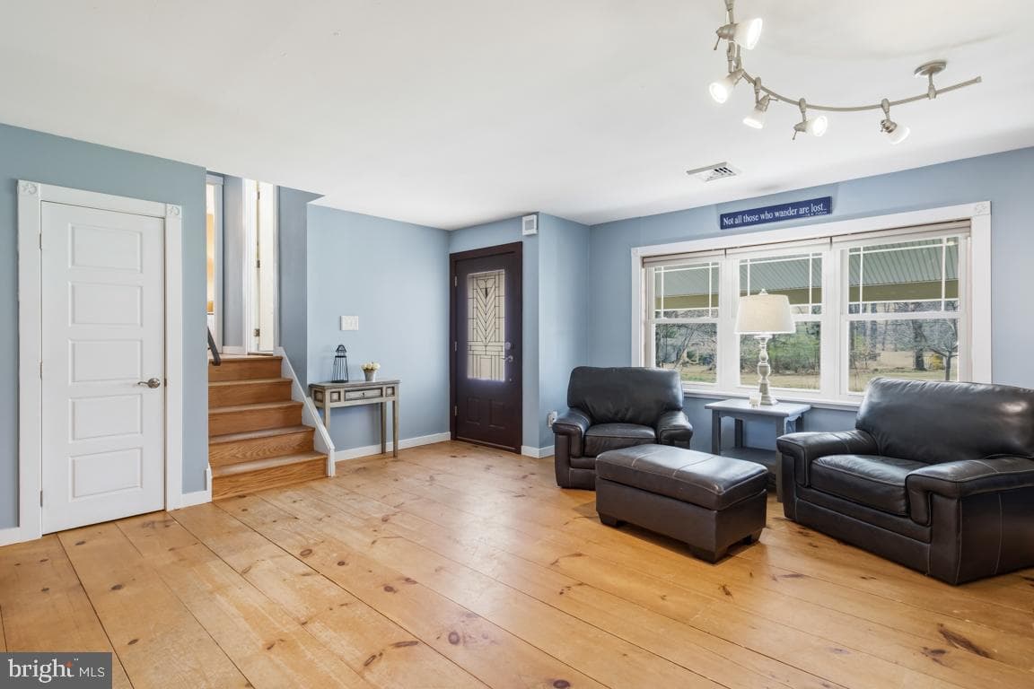 220 Hibbert Road photo 8