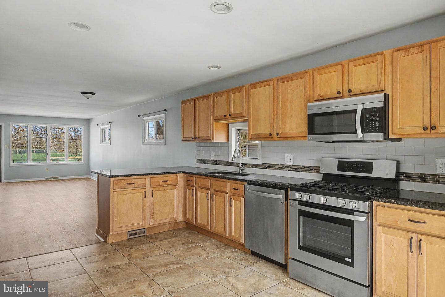 2832 Jefferson Avenue photo 12