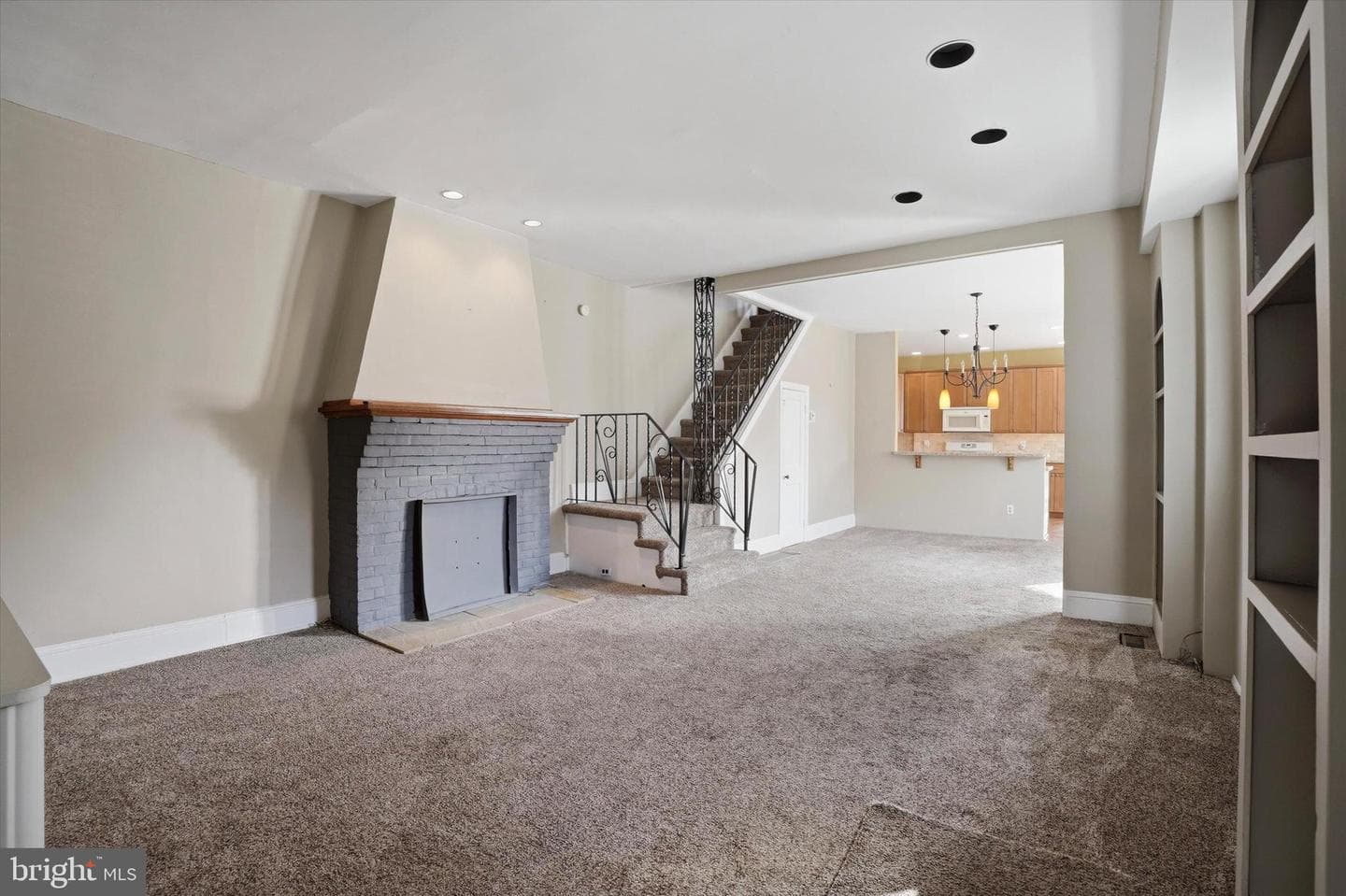 301 Grayling Avenue photo 3