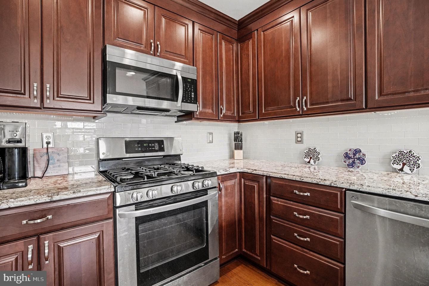 468 Amherst Court photo 6