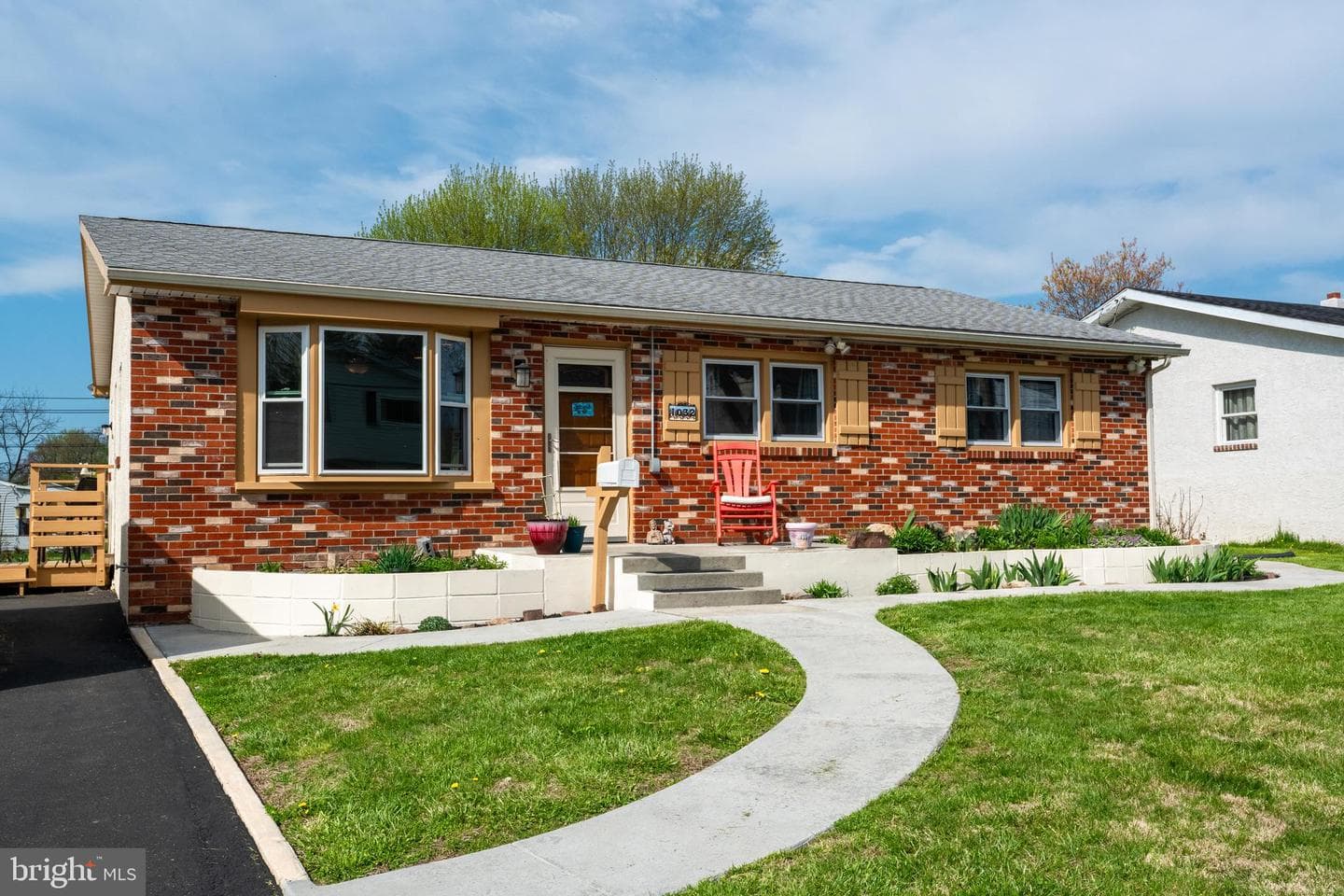 1032 East Avenue photo 2