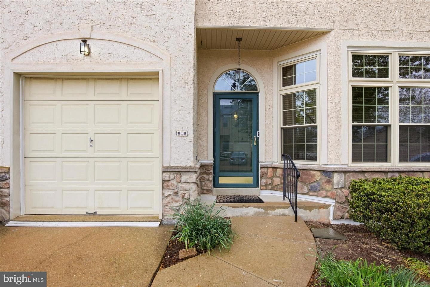 616 Manor Drive photo 2