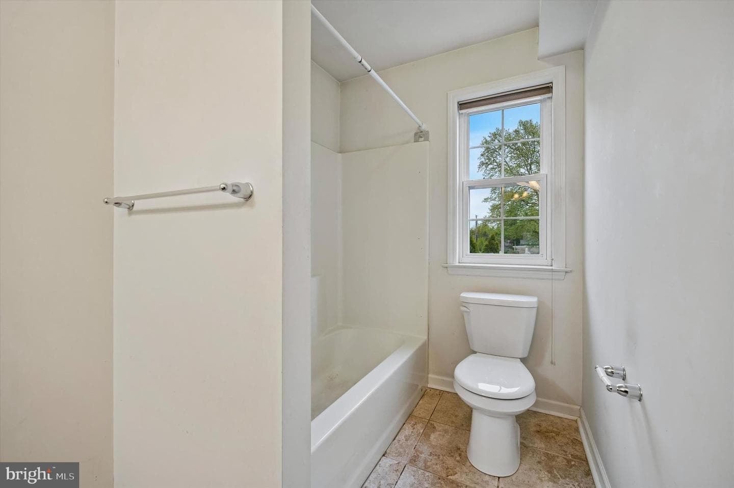 9 E Roberts Street photo 25