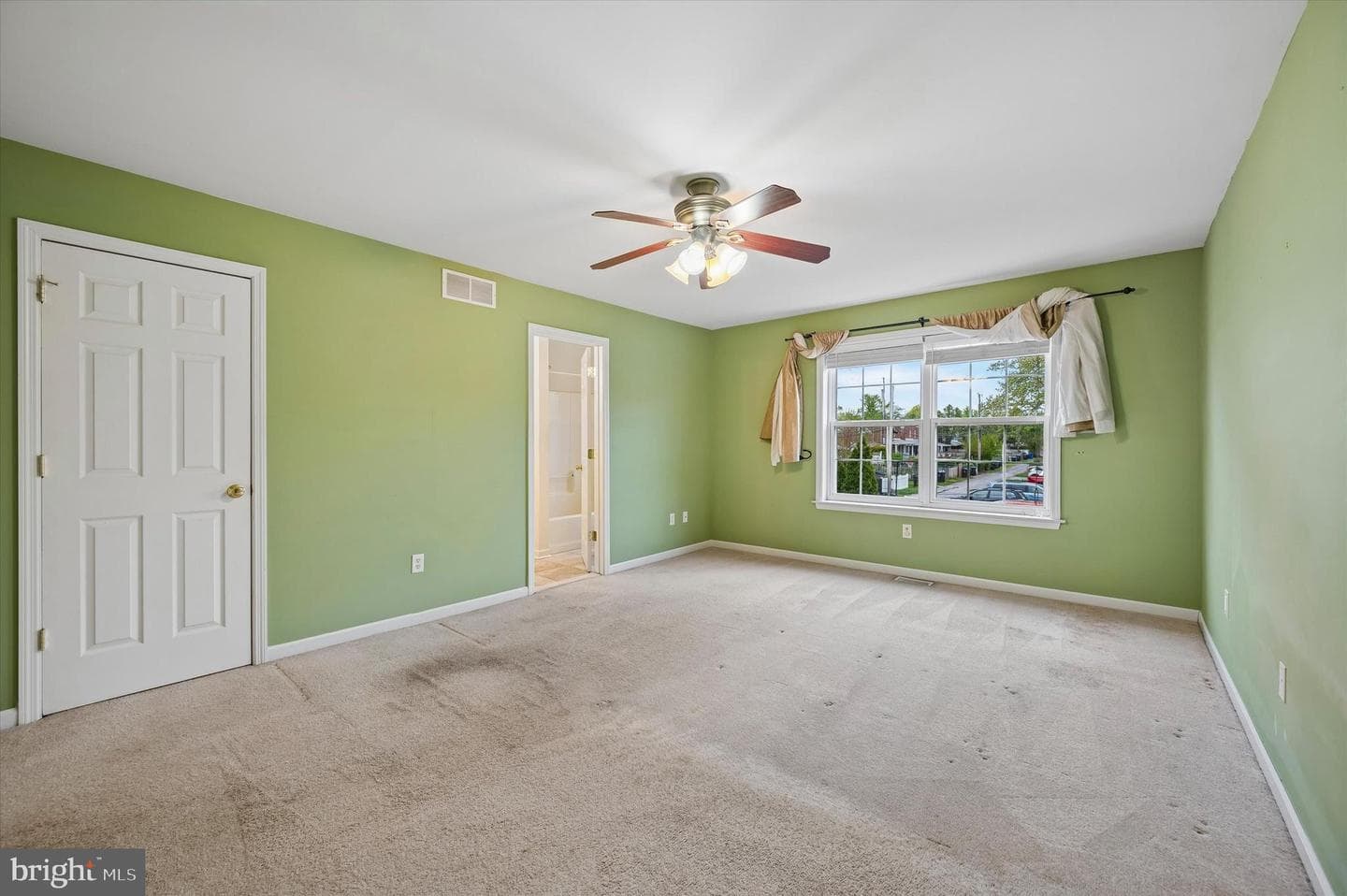 9 E Roberts Street photo 28